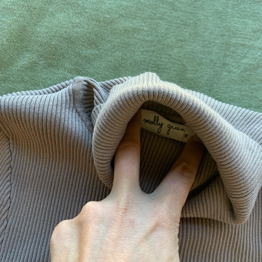 Cropped Turtle Neck Ribbed Shirt - Picture 7 of 11